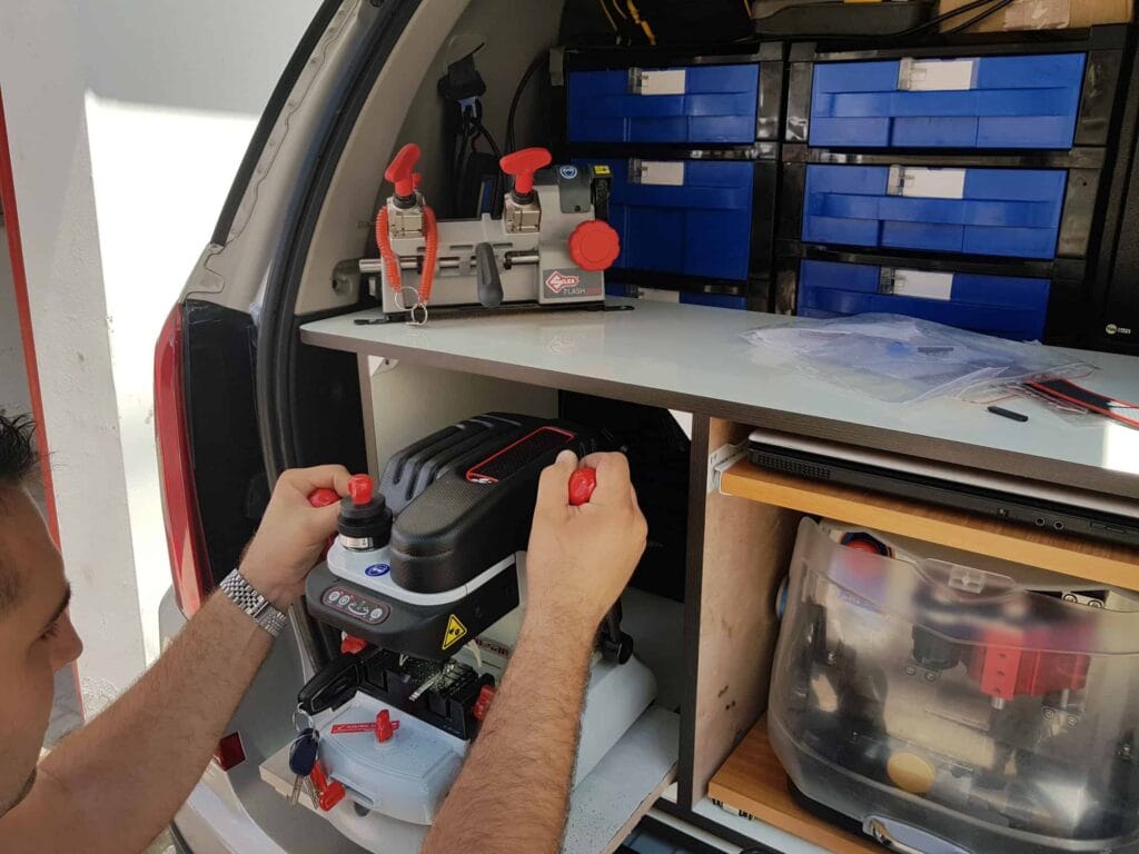 מנעולן רכב משכפל מפתח מנעולן רכב משכפל מפתח