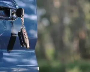 פתיחת רכב נעול